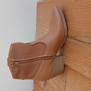 Universal Thread Kay Tan Faux Leather Pointed Toe Cowboy Ankle Boots Size 6.5